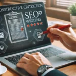 Un espace de travail professionnel avec un ordinateur portable affichant un document sur la critique constructive en rédaction SEO. Une personne révise et améliore le contenu, illustrant l'importance du feedback en création digitale.
