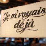 Comment transformer ses rêves. Je m'voyais déjà Citation "Je m'voyais déjà" de Charles Aznavour, calligraphiée sur un panneau de bois clair.