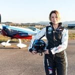 Mélanie Astles pose devant son appareil de voltige Extra 330 SC.