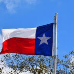 Drapeau du Texas flottant au vent, étoile blanche sur fond bleu, bandes blanche et rouge.