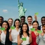 Cette image représente le voyage des immigrants vers l'obtention d'une Green Card USA, montrant les différents milieux et nationalités des personnes qui ont obtenu la résidence permanente aux États-Unis.