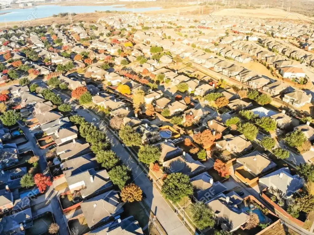 Vue aérienne d’un quartier résidentiel au Texas illustrant les avantages fiscaux Texas dans les zones à opportunité immobilières.