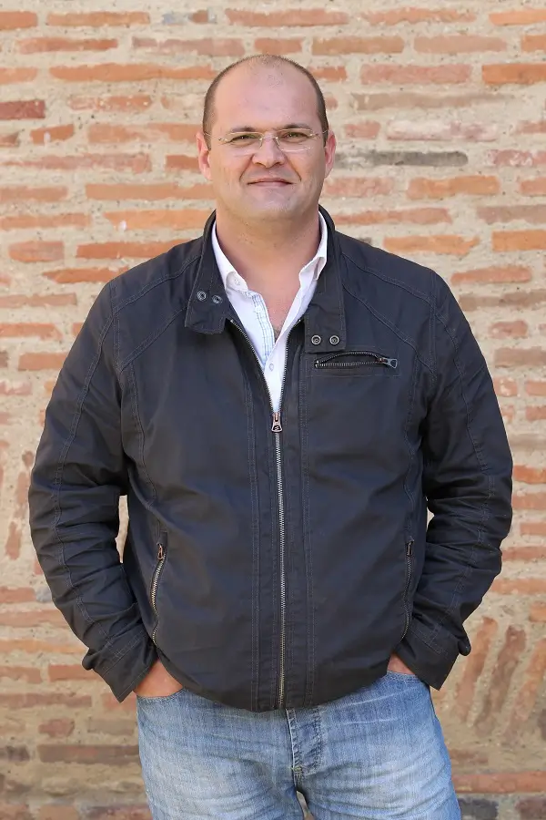 Rédacteur Madagascar web SEO - Emmanuel, expert en contenu digital et optimisation pour moteurs de recherche