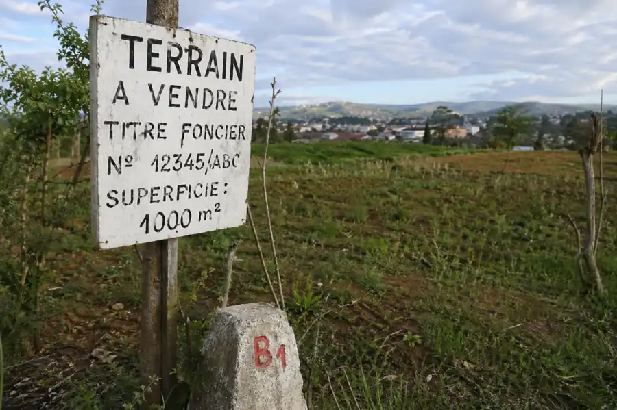 acheter un terrain avec une incohérence cadastrale à Madagascar : acheter terrain incohérence cadastrale Madagascar panneau terrain a vendre borne parcellaire