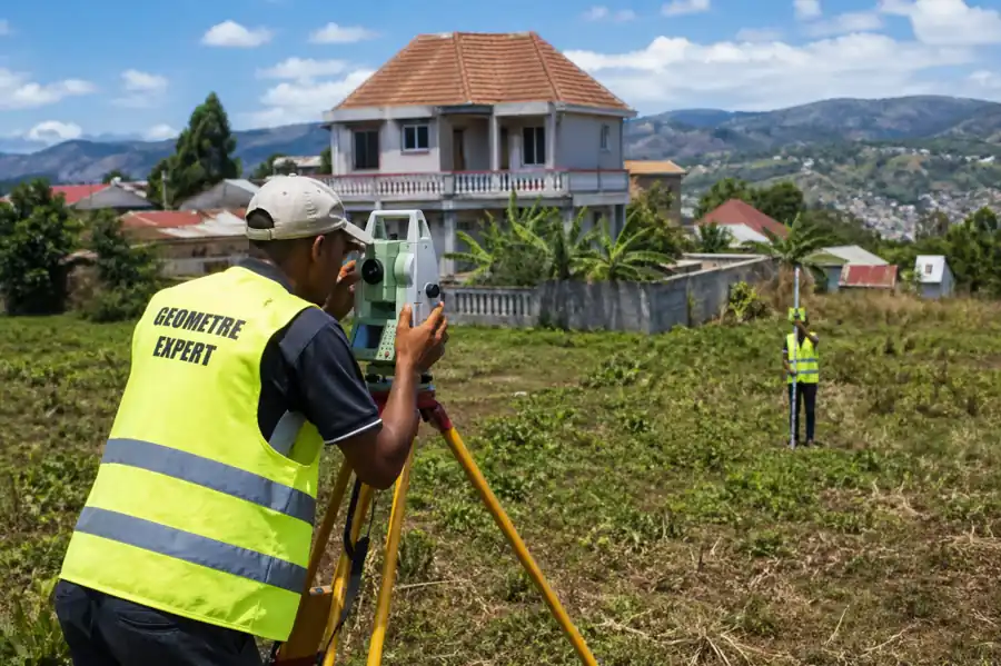 vérifier un terrain Madagascar topographe réalisant un bornage avec théodolite sur parcelle